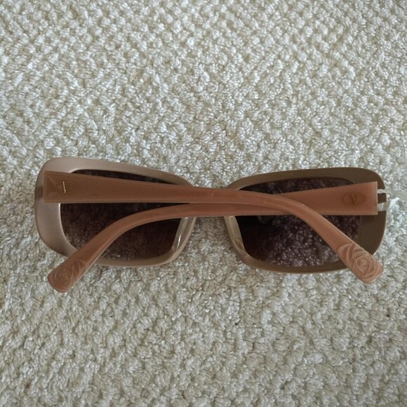 BRAND NEW WOMENS VALENTINO RECTANGULAR SUNGLASSES - NUDE COLOR WITH CARVED ROSES main image 12